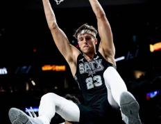 开云体育下载-包含马刺中锋受伤无缘比赛，球队深感挫折的词条