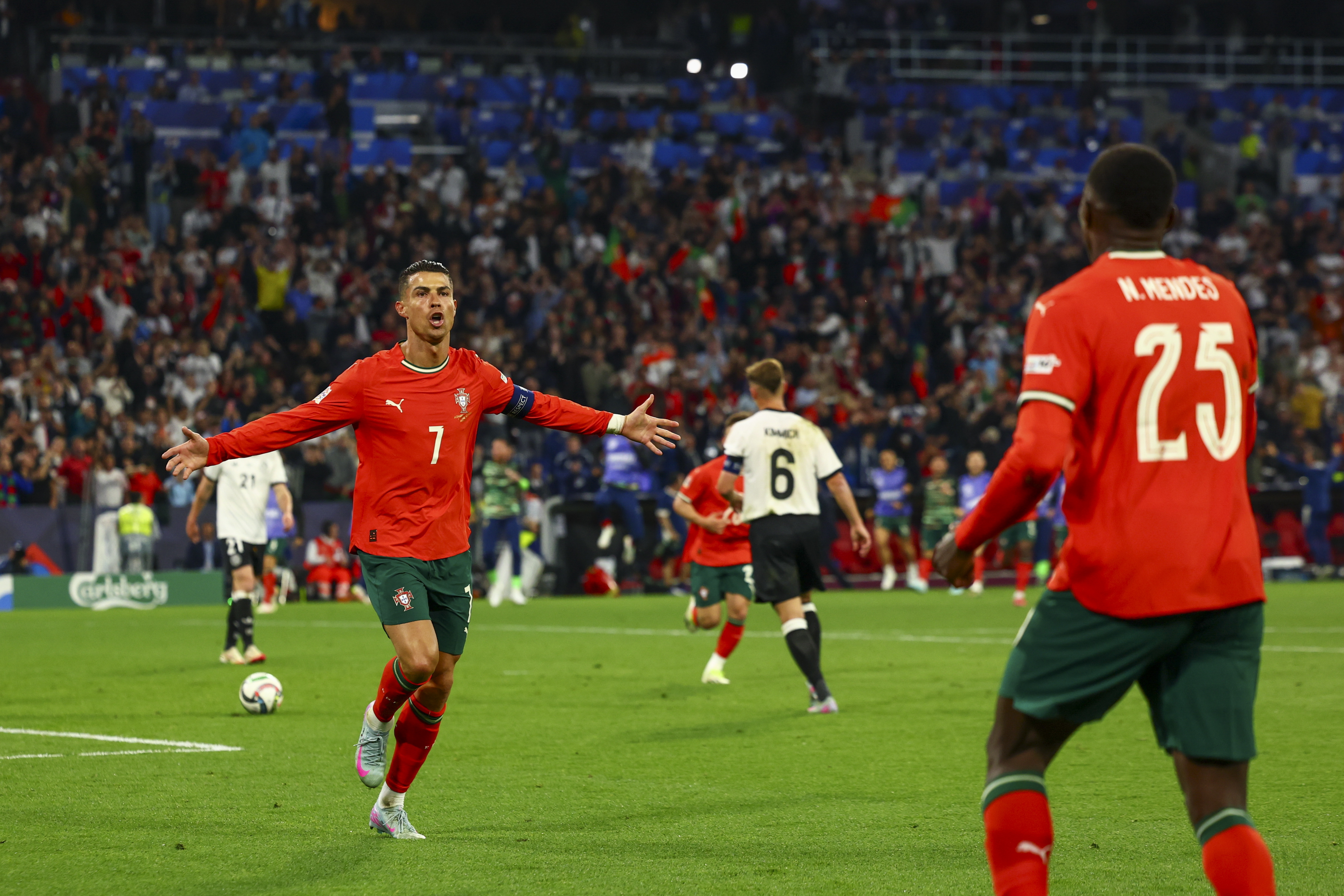 开云体育下载-包含欧国联比赛精彩不断,球场上的对决令人瞩目的词条