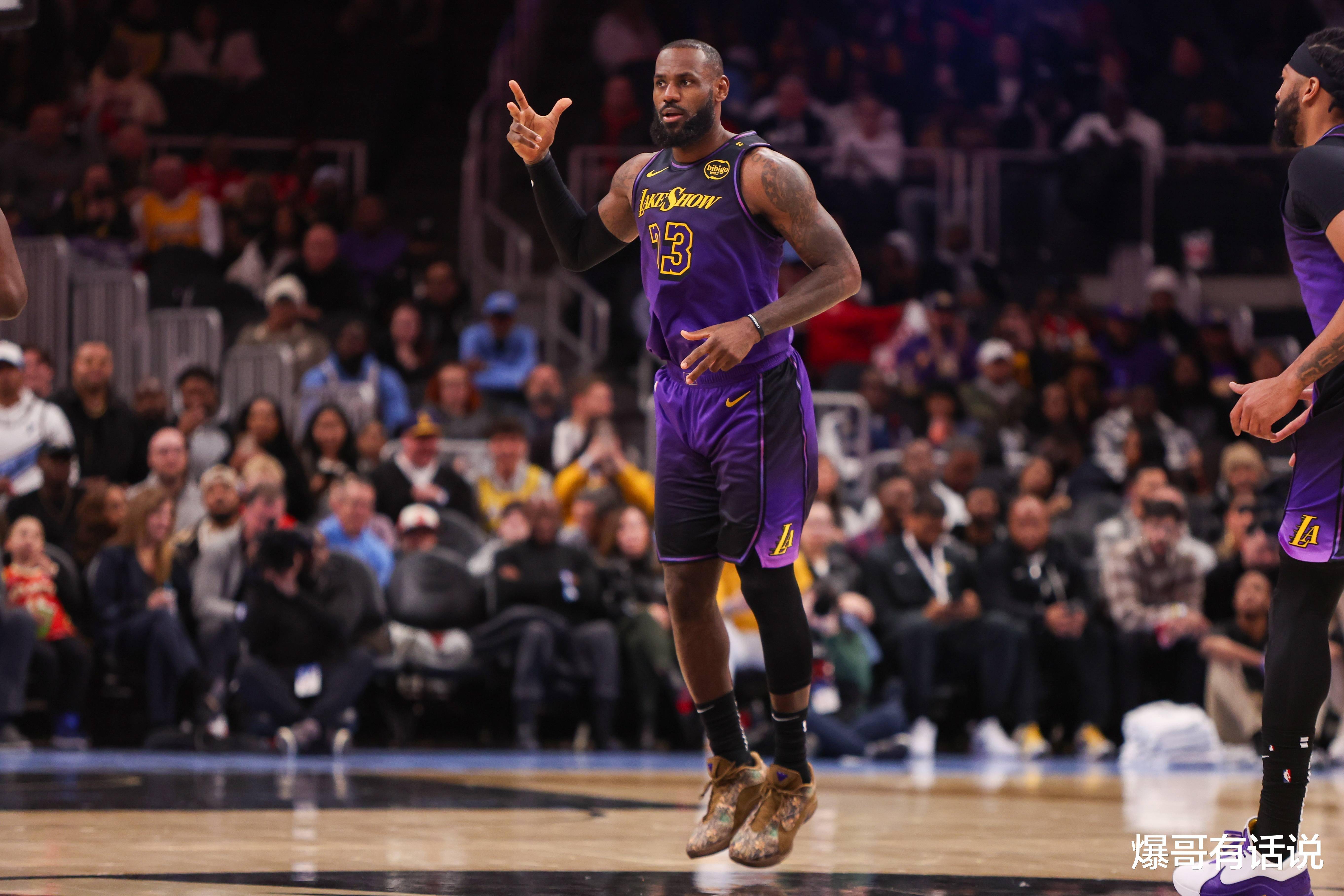 开云体育在线-篮球巨星表现抢眼,引领球队逆转胜