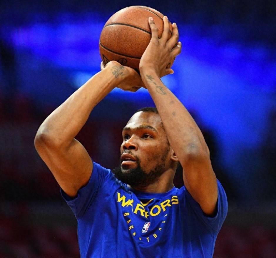 开云体育在线-篮球巨星表现抢眼,引领球队逆转胜