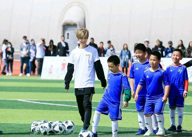 开云体育中国-日本足球运动员奋勇勇进展现团队配合的简单介绍