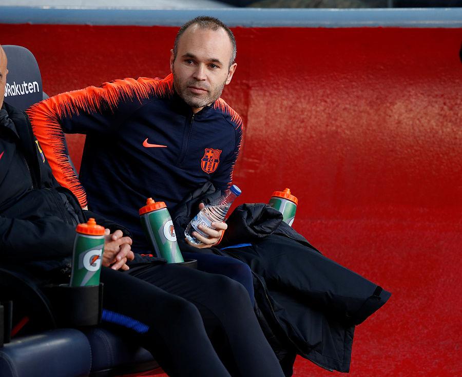 开云体育-巴萨老将伊涅斯塔伤退，球队困境加重