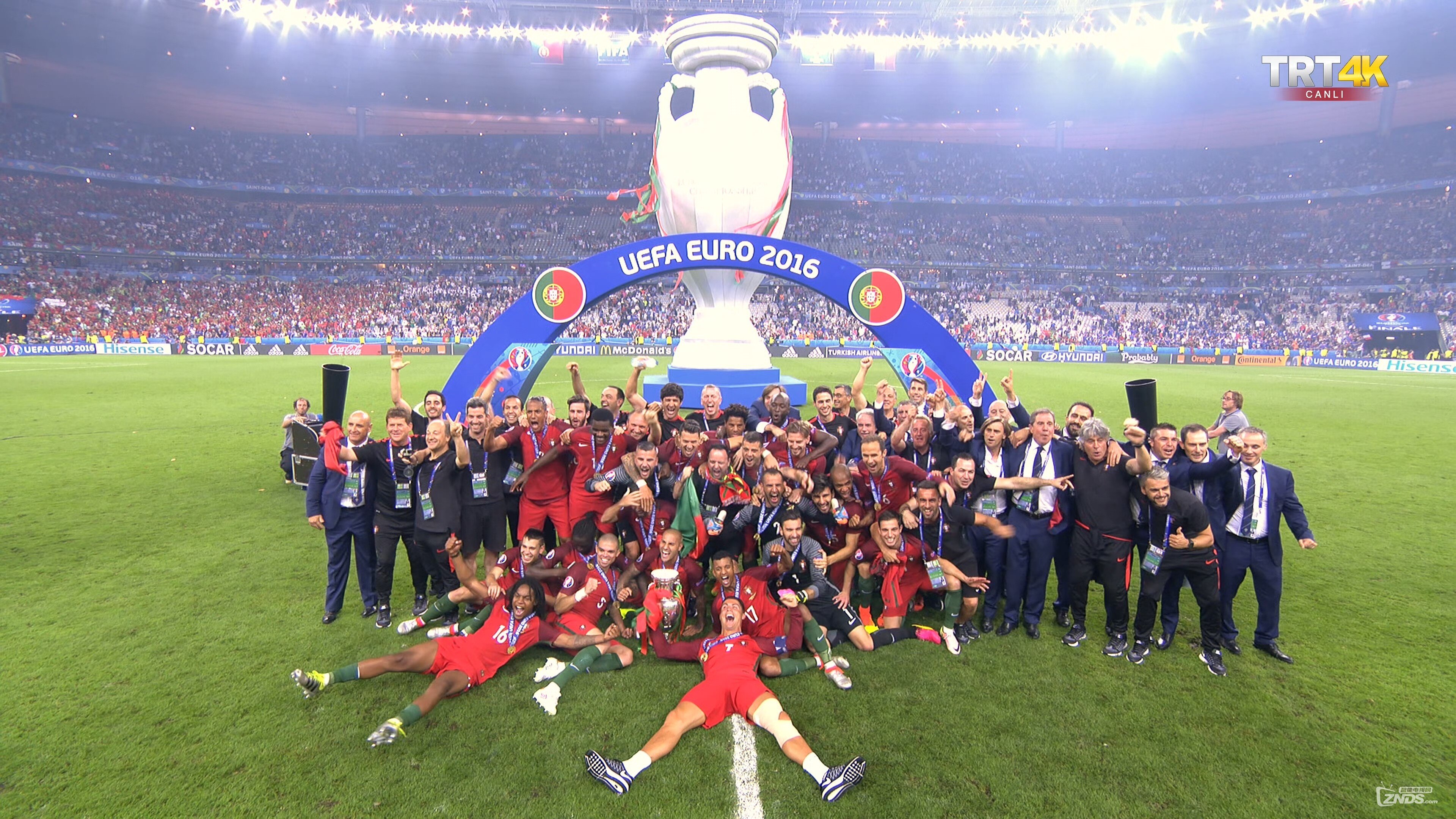 开云体育在线-葡萄牙队球员争夺欧洲杯冠军奖杯