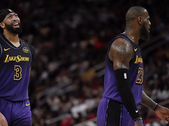 开云官网-詹姆斯领衔湖人惨遭独行侠双杀!