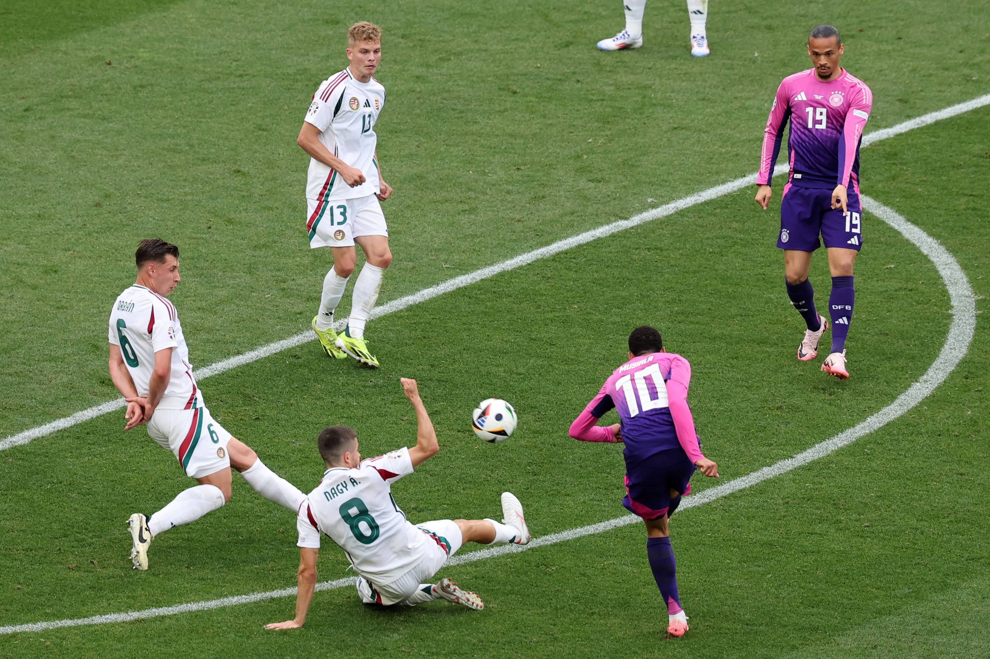 开云体育中国-包含欧国联战况激烈，各队展现出色表现的词条