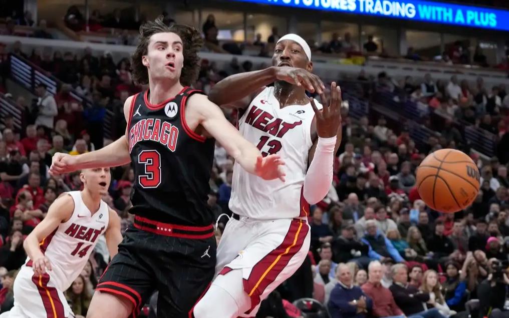 开云体育官方网站-热火遭遇爵士逆转,季后赛形势不容乐观