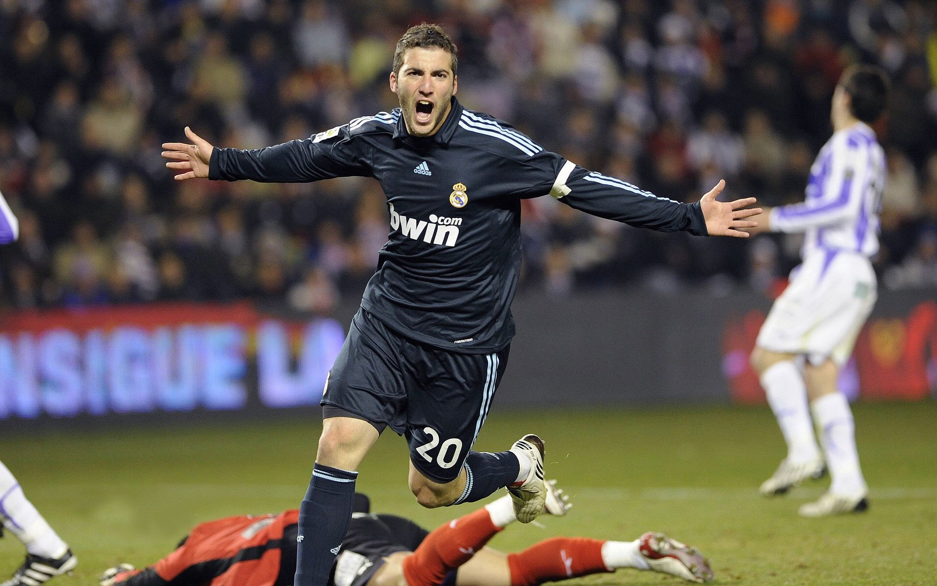 开云体育登录-欧冠淘汰赛之夜,范戴克,一艘战舰的龙骨与风帆